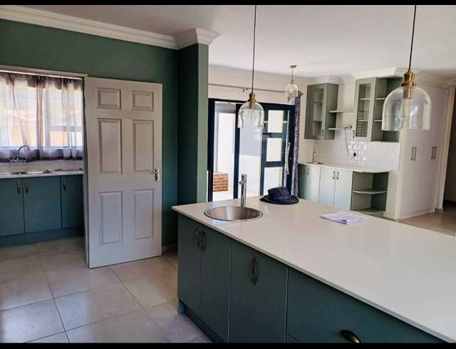 4 BEDROOM FREEHOLD FOR SALE IN BRACKENHURST
